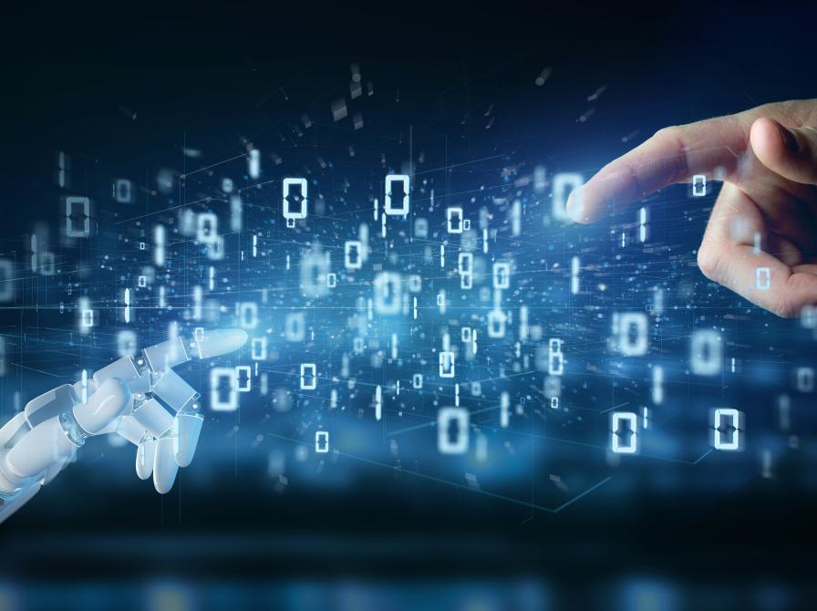 Menneskelig og robothånd nærmer sig hinanden